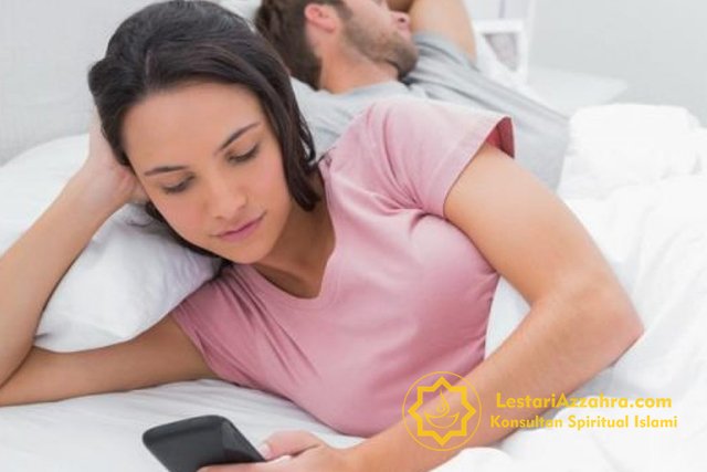 ciri-wanita-suka-selingkuh